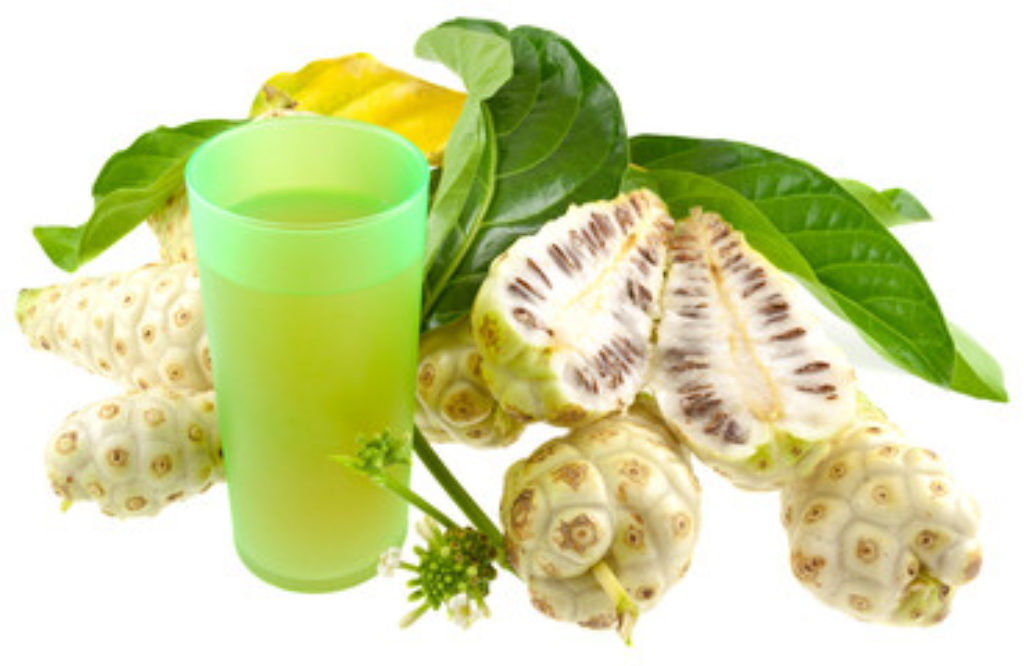 Jus de noni : tous les bienfaits de ce fruit tropical, appelé pomme-chien